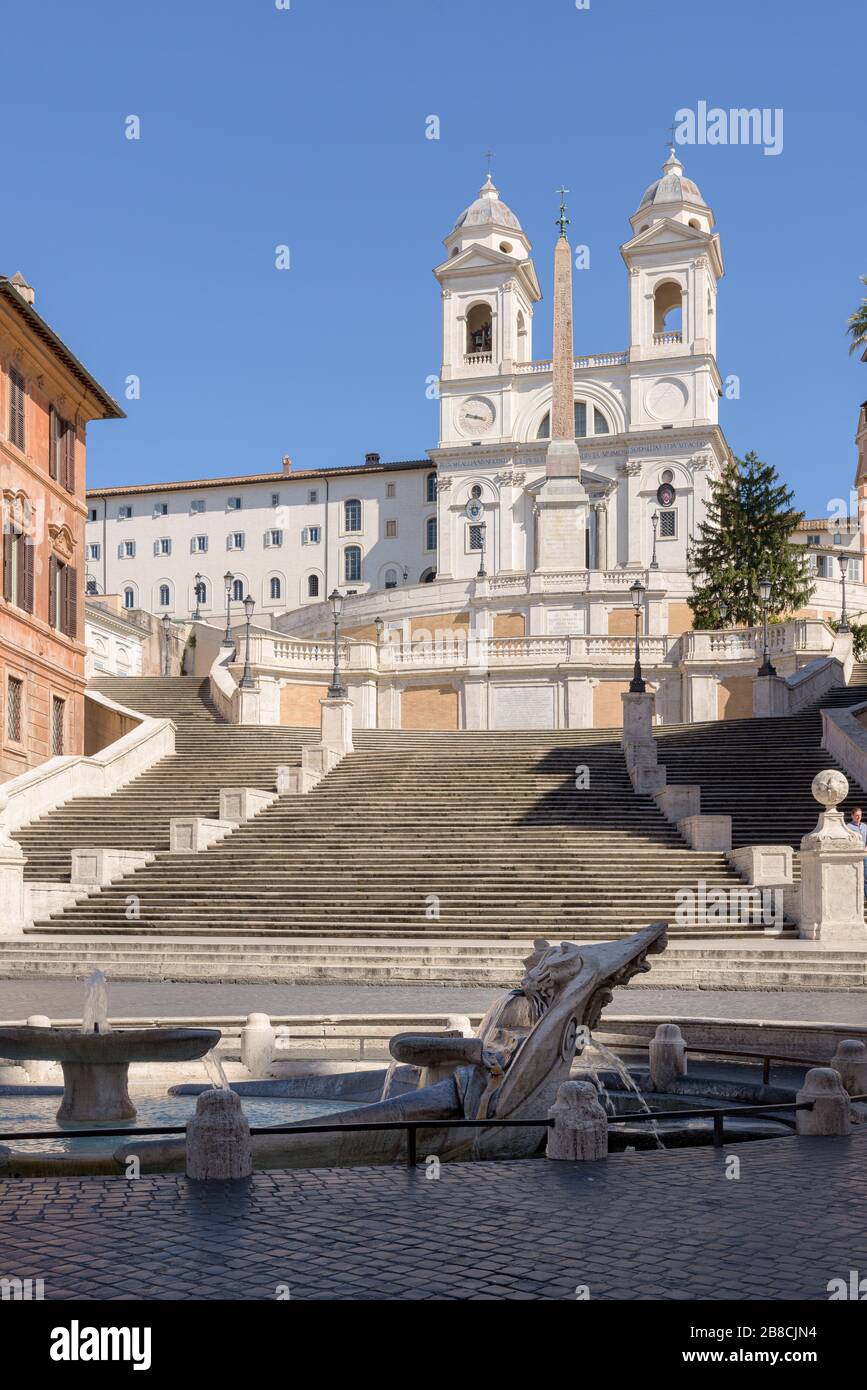Piazza di Spagna (marches espagnoles) et l'escalier monumental menant à l'église Sainte Trinité des monts, avec fontaine Barcacia conçue par Baroqu Banque D'Images