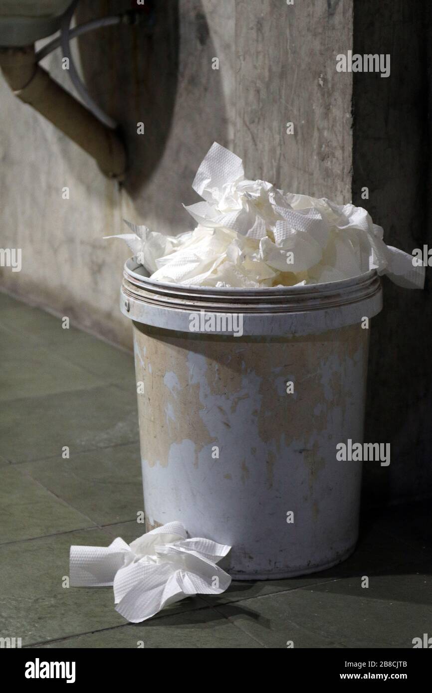 Papier toilette à déchets, poubelle, papier toilette à déchets sale plein  de poubelle poubelle à déchets vieux dans une toilette Photo Stock - Alamy