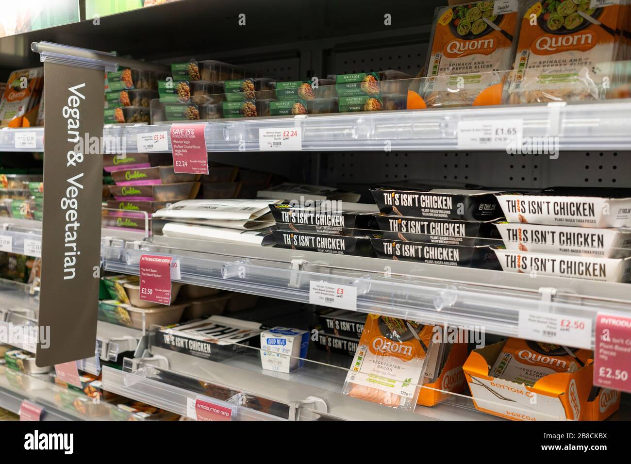 Cuisine végétalienne et végétarienne au supermarché Waitrose, Basingstoke, Angleterre. Concept: Véganisme, végétarisme, style de vie, régime alimentaire, industrie alimentaire Banque D'Images