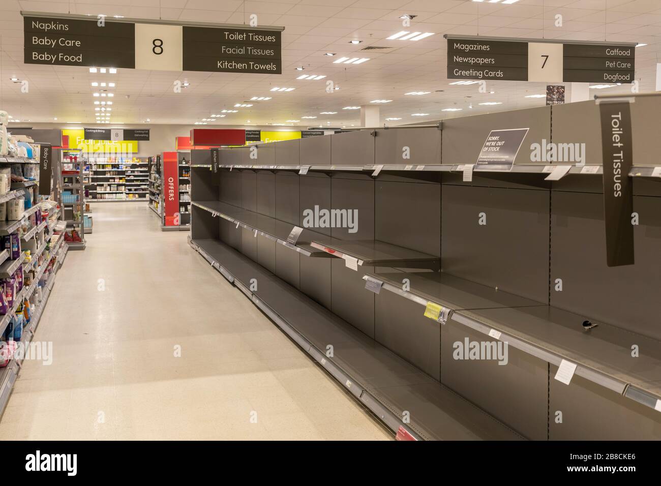 Les rayons vides des supermarchés à Waitrose des acheteurs paniquent acheter des rouleaux de toilettes, Basingstoke, Angleterre, 16 mars 2020 Banque D'Images