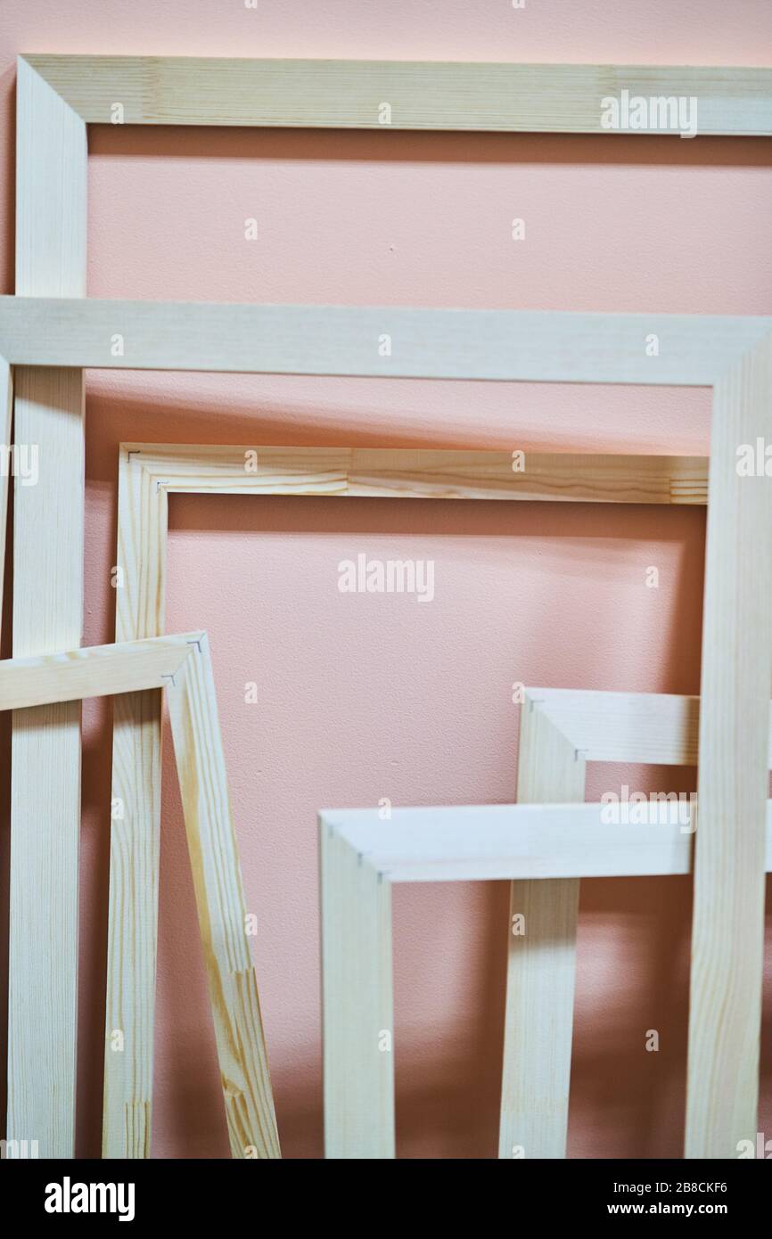Cadres en bois sur fond rose. Cadres pour photos et peintures Banque D'Images