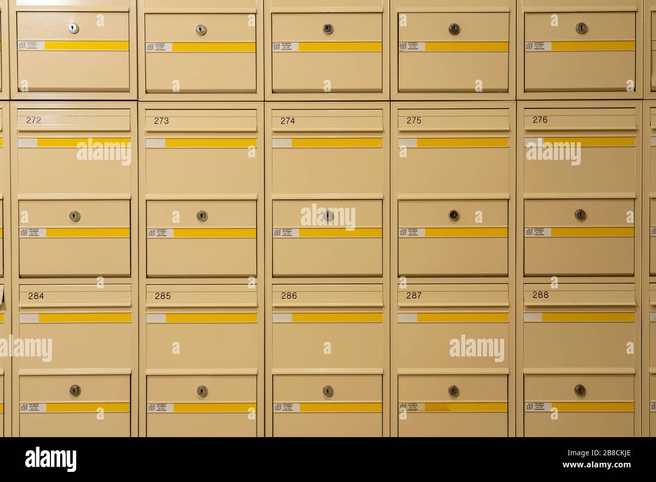 Boîtes aux lettres/boîtes de poste verrouillables communes pour les appartements en hauteur sur Winterthur Way à Basingstoke, en Angleterre Banque D'Images