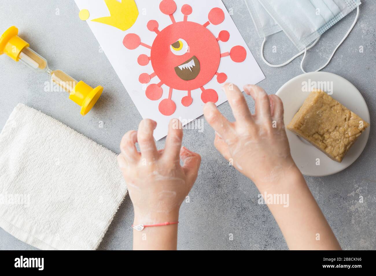 Les mains d'enfants dans le savon effrayer le virus corona covid-19 lavage des mains avec du savon pour empêcher le concept de virus Banque D'Images