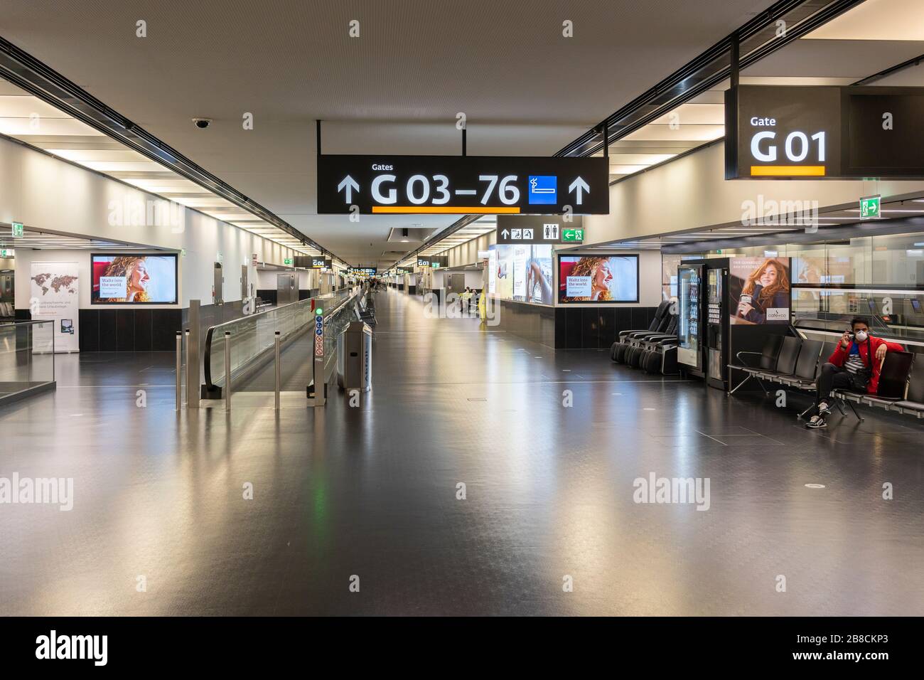 Portes vides au terminal 3 de l'aéroport de Vienne, désertées lors de la pandémie de Covid 19 de Coronavirus, 15 mars 2020. Une seule personne porte un masque Banque D'Images