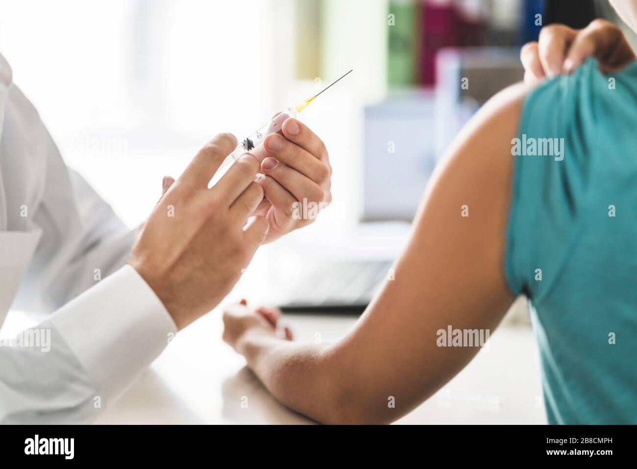 Médecin, patient et aiguille d'injection. Médecin ou infirmière donnant un vaccin, une grippe ou un vaccin antigrippal dans la salle de bureau de l'hôpital. Immunité, soins de santé. Banque D'Images