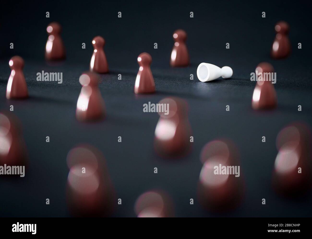 L'intimidation en milieu de travail, le racisme dans la société ou l'exclusion du concept. Préjugés, pression des pairs, anxiété sociale ou être un outcast. Conflit et stress en équipe. Banque D'Images