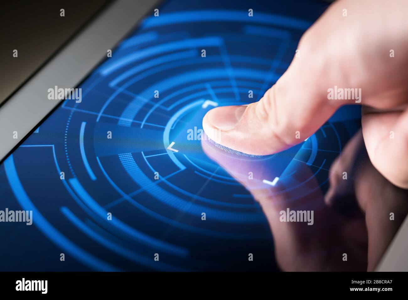 Lecteur d'empreintes digitales sur écran électronique intelligent. Technologie de système de sécurité numérique. Cyber-protection biométrique haute technologie pour les données en ligne. Banque D'Images