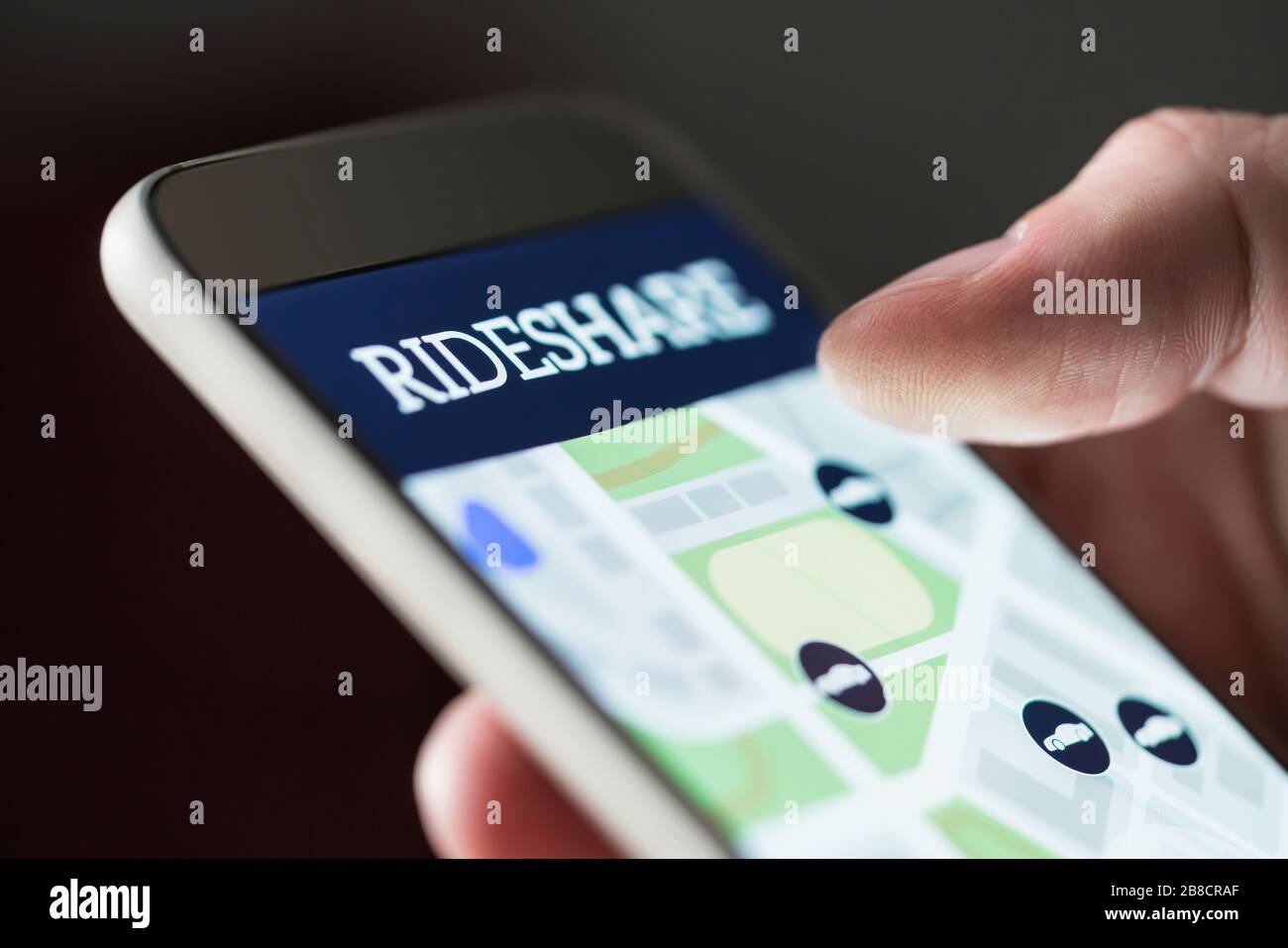 Application Ride Share sur smartphone. Homme utilisant l'application de taxi en partage de code. Service de covoiturage ou de partage de cartes en ligne sur téléphone mobile. Banque D'Images