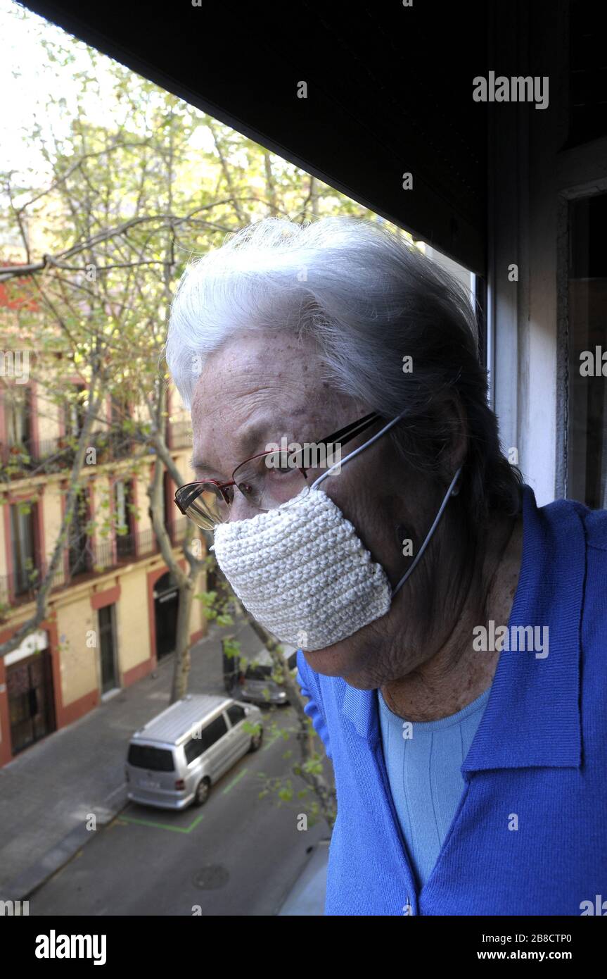 Confiné chez une dame âgée sur la prévention de la contagion du coronavirus , Barcelone, ​​Spain. Banque D'Images