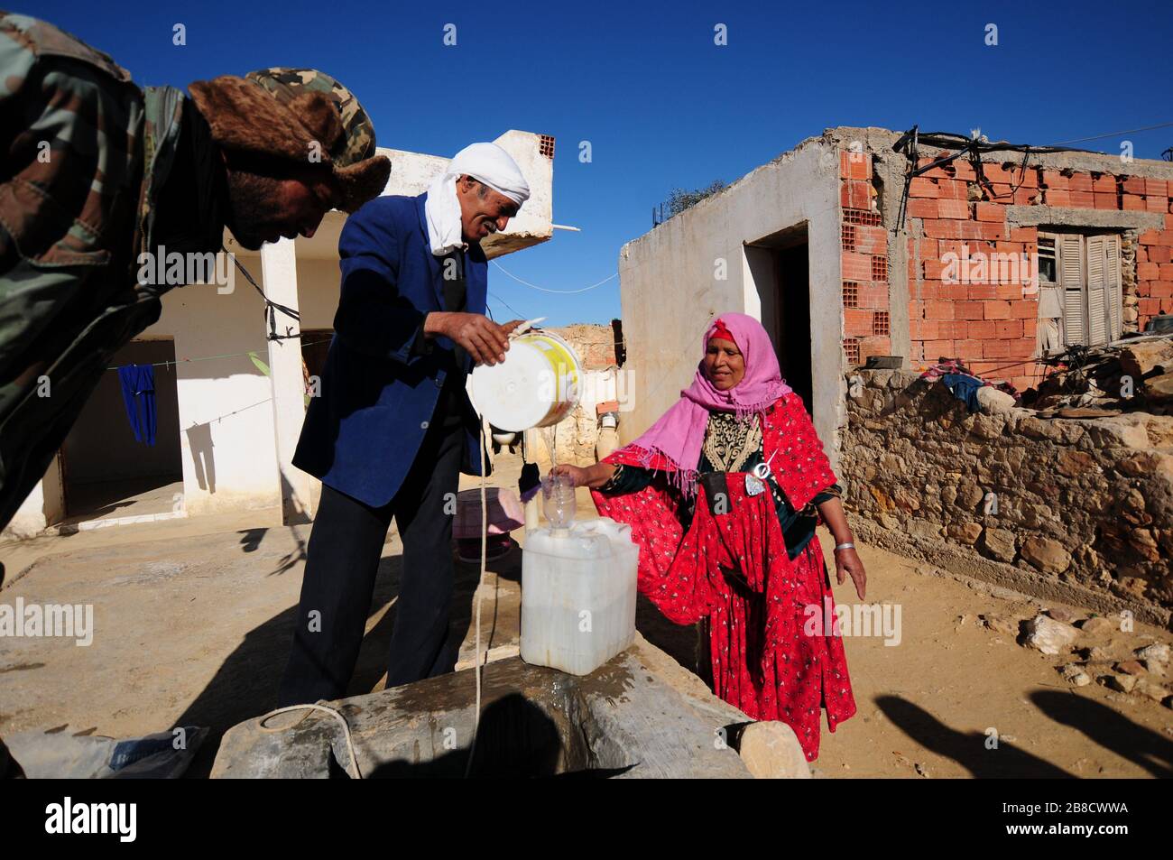 07 février 2020, Tunisie, El-Khol: Les habitants du village d'El-Khol en Tunisie centrale vont chercher de l'eau dans un puits. Le pays de l'Afrique du Nord lutte contre la pauvreté en eau. La Journée de l'eau vise à attirer l'attention sur la pénurie croissante d'eau et la baisse de la qualité de l'eau potable. (À dpa: "Prier pour la pluie - en Afrique du Nord la préoccupation pour l'eau fait partie de la vie quotidienne") photo: Simon Kremer/dpa Banque D'Images