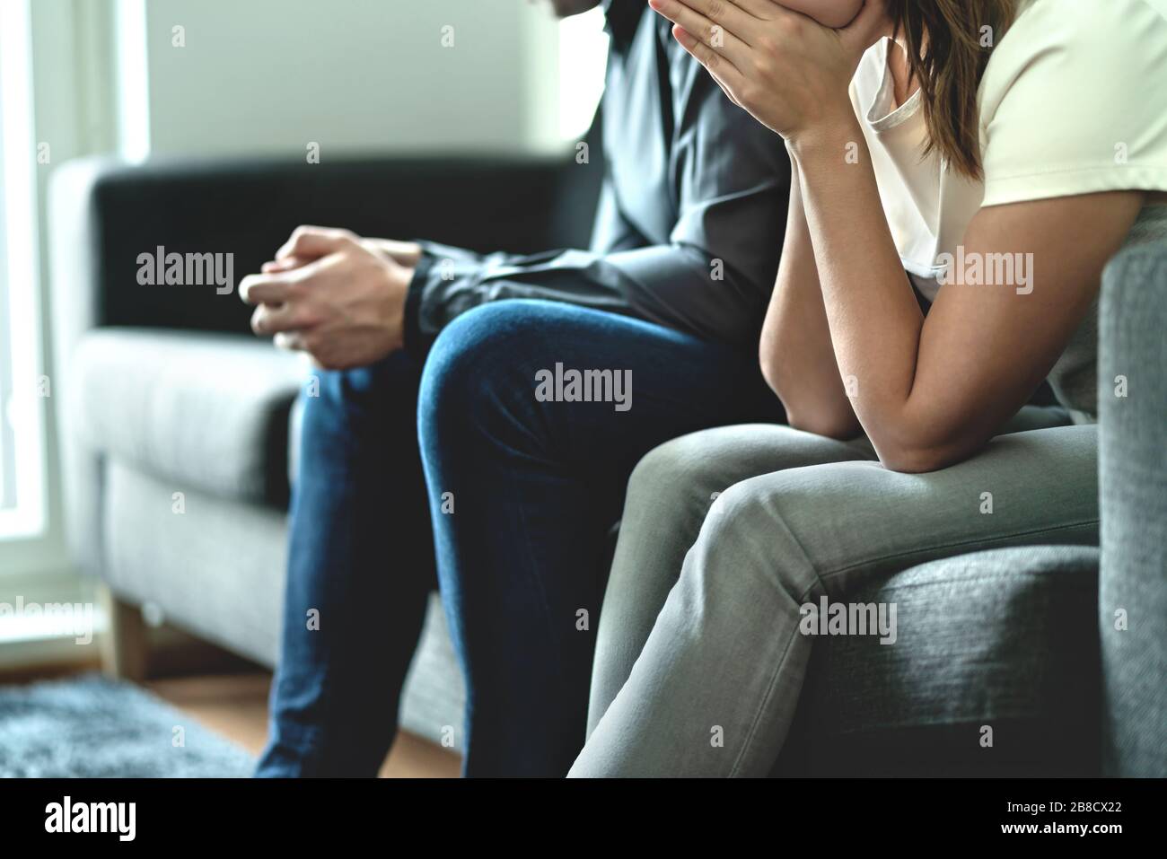 Jalousie, tricherie ou infidélité dans le concept de relation. Un couple triste et bouleversé. Pas de confiance. Épouse jalouse ou mari tricheur. Homme marié et femme combattant. Banque D'Images