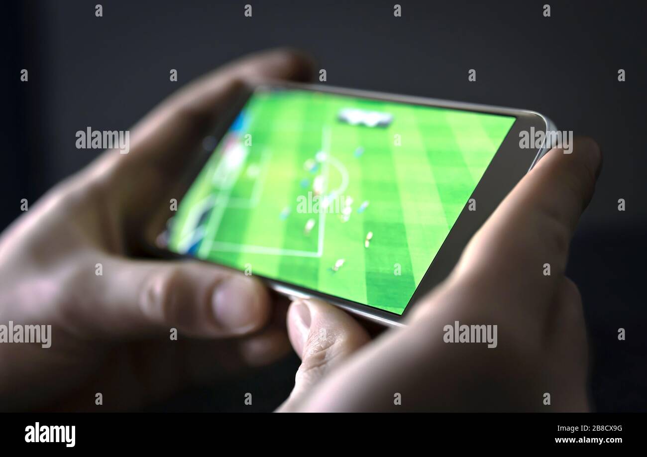 Regarder le football et le sport en streaming avec un téléphone portable.  Homme en streaming jeu de football en direct, vidéo replay ou met en  évidence en ligne avec un appareil intelligent