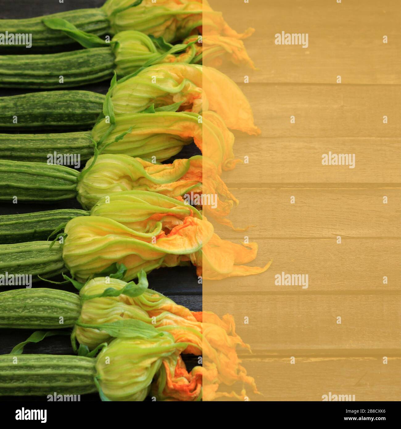 Concept de légumes alimentaires. Courgettes fraîches avec fleurs sur table en bois. Vue de dessus. Espace de copie couleur semi-trasnparent. Banque D'Images