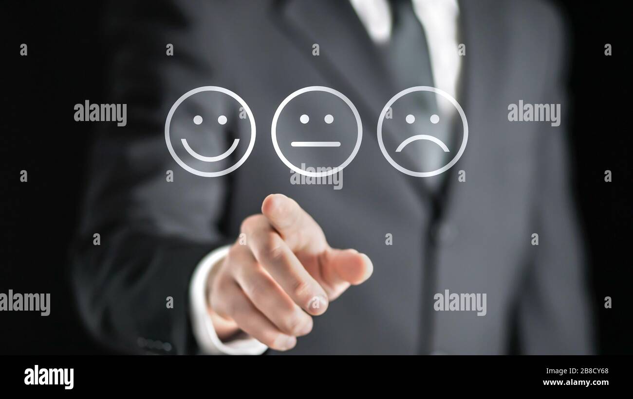 Enquête, commentaires, questionnaire d'enquête et concept d'expérience client. L'homme d'affaires appuie sur l'écran tactile numérique pour dire l'opinion positive, la notation. Banque D'Images