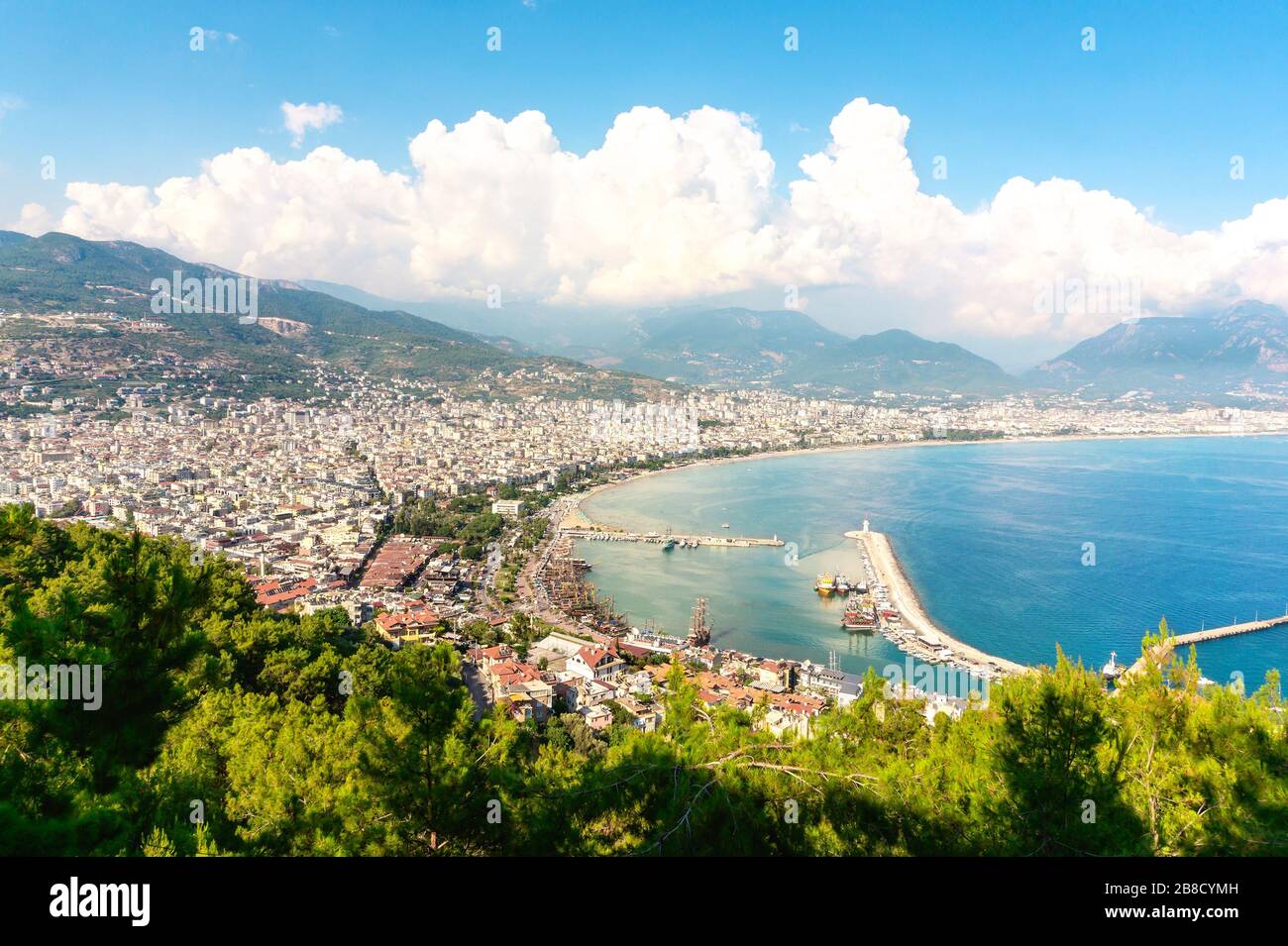 Vue aérienne d'Alanya Turquie. Panorama urbain et paysage de la ville turque et de la riviera en été. Attraction touristique et destination de vacances. Banque D'Images