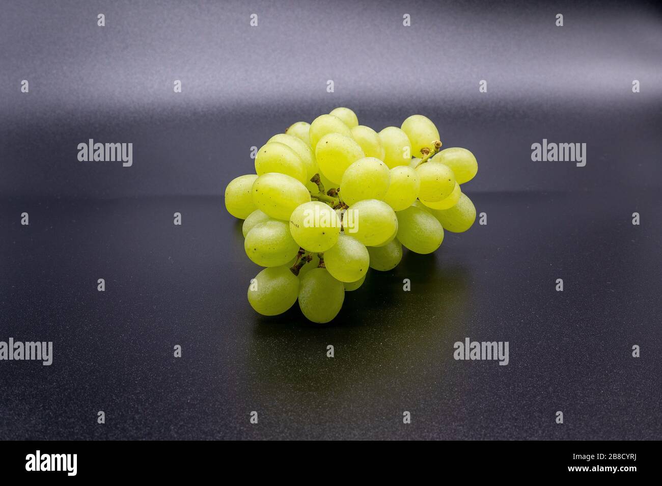 bouquet de raisins blancs sur fond noir Banque D'Images