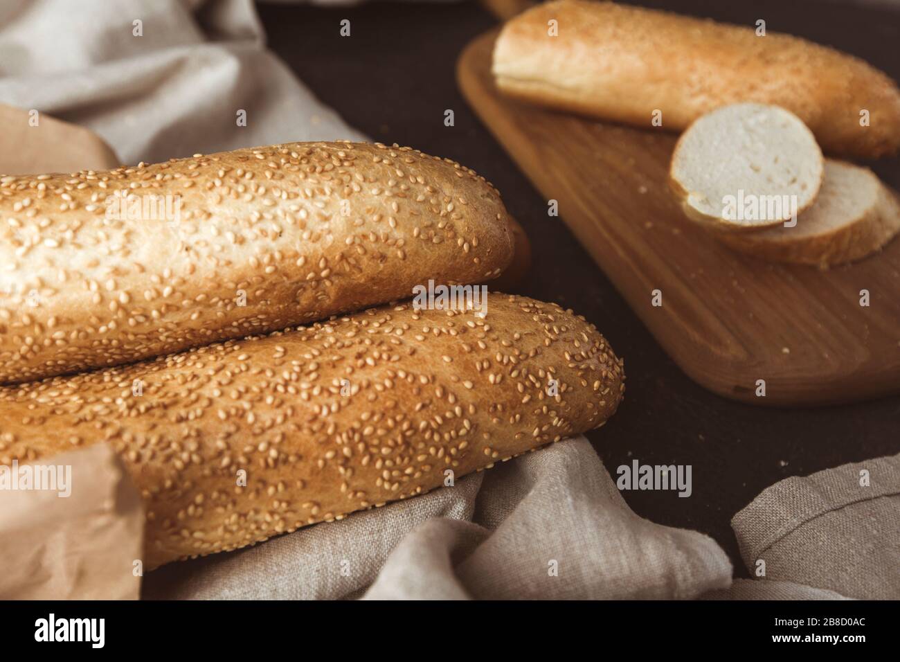 Pain de baguette fraîchement cuit. Banque D'Images