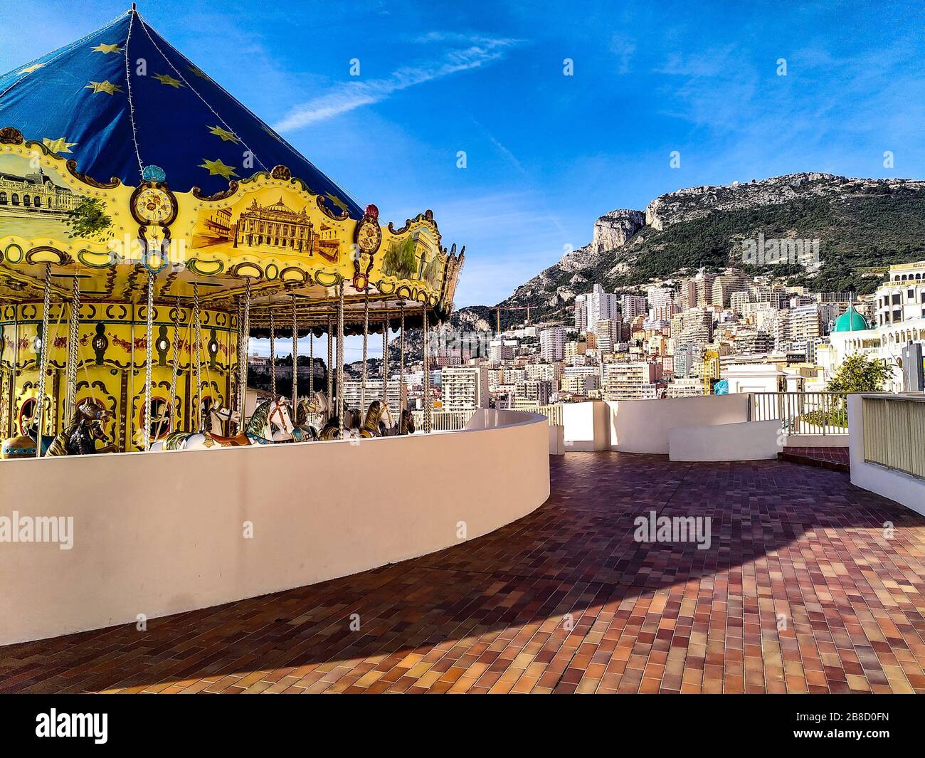 Le manège à l'ancienne et les gratte-ciel du luxueux Monte Carlo, Monaco, lors d'une journée d'hiver ensoleillée. Banque D'Images