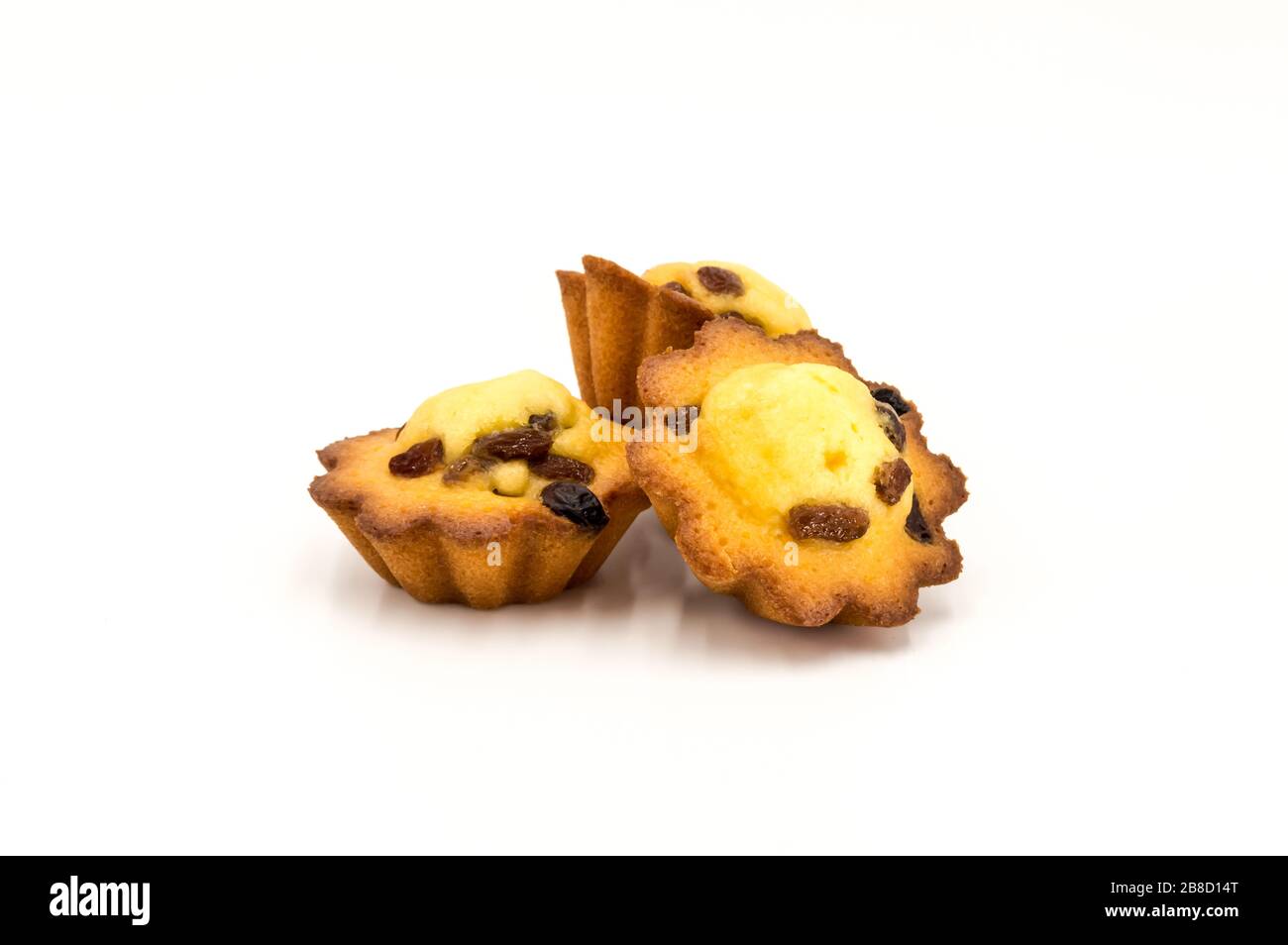 Trois délicieux gâteaux belges de la madeleine avec des raisins secs servis, vue rapprochée Banque D'Images Trois délicieux gâteaux belges de la madeleine avec des raisins secs servis, vue rapprochée Banque D'Images