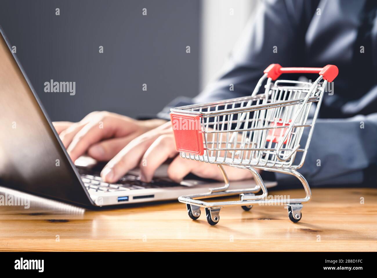 L'inflation, le coût de la vie ou les dépenses familiales d'épicerie concept. Budget des ménages et plan d'économiser de l'argent. Prix et valeur alimentaires sur le marché de la consommation. Banque D'Images