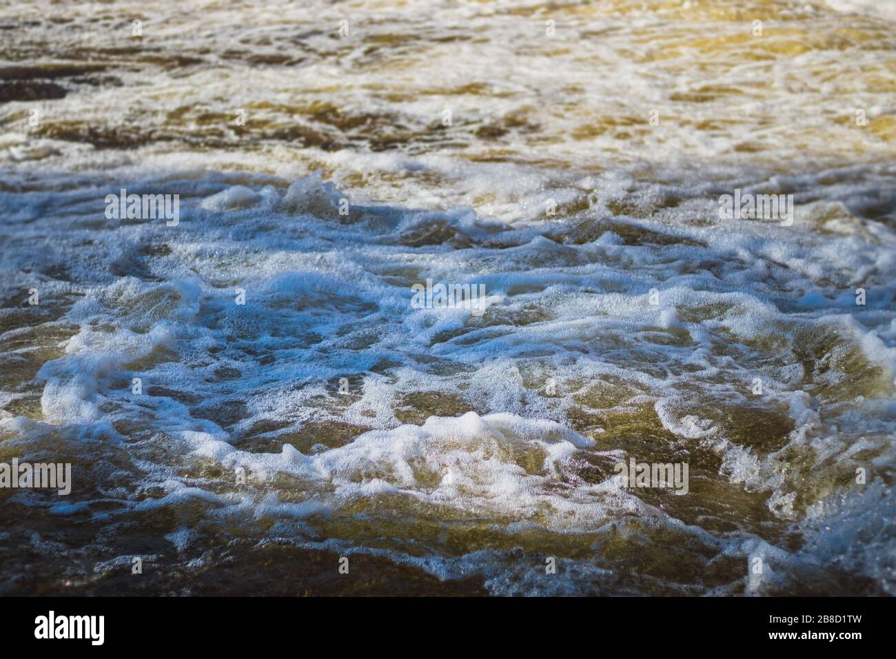 eau de la rivière - surface d'eau mousseuse sur la rivière Banque D'Images