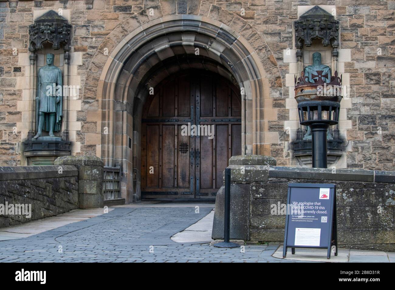 Affiche d'information à l'extérieur du château d'Édimbourg, fermée en raison de l'éclosion de coronavirus. Banque D'Images