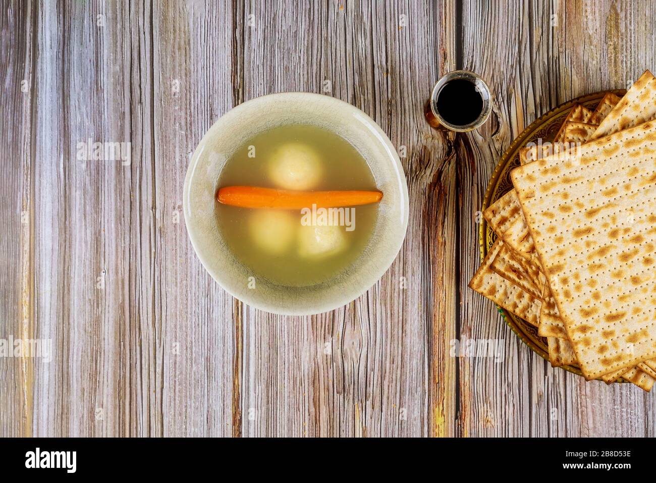 La Pâque juive matzo ball chaud maison dans un bol de soupe Banque D'Images