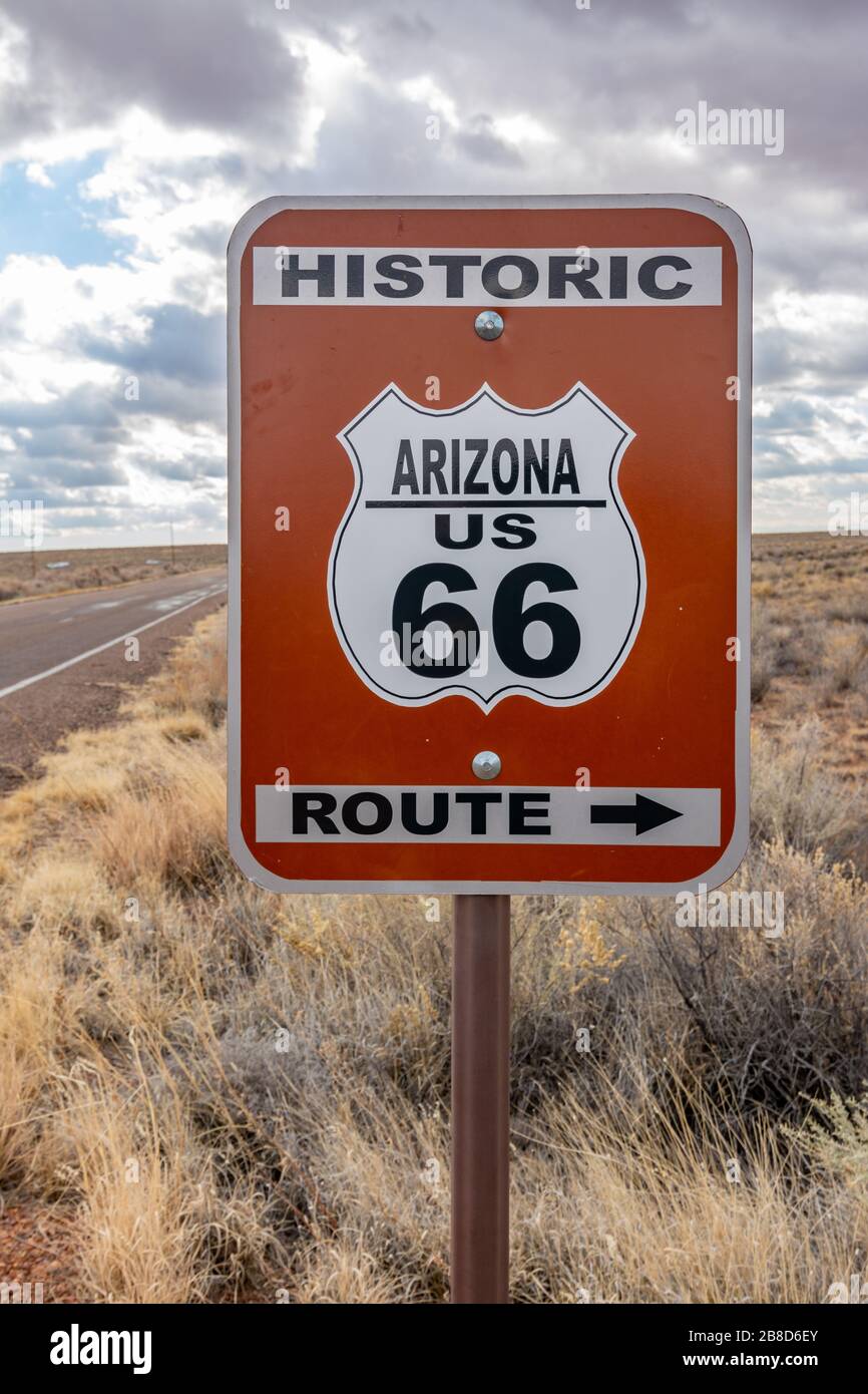 Panneau de signalisation dans le parc national de la forêt pétrifiée en Arizona pour la route 66 des États-Unis Banque D'Images