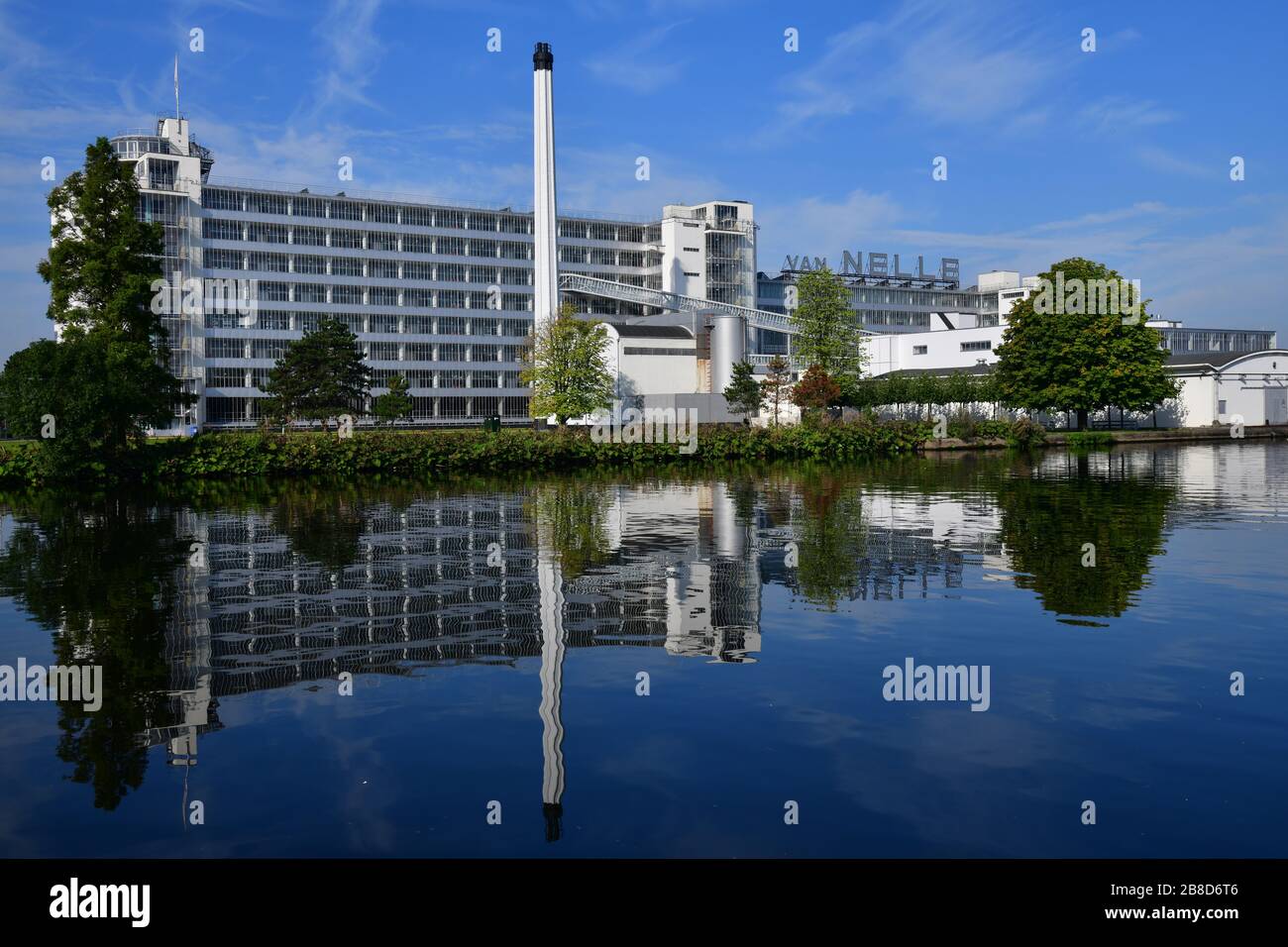 Photo prise de l'autre côté de la rivière Schie de l'usine Van Nelle, site classé au patrimoine mondial de l'UNESCO, reflétant dans l'eau Banque D'Images