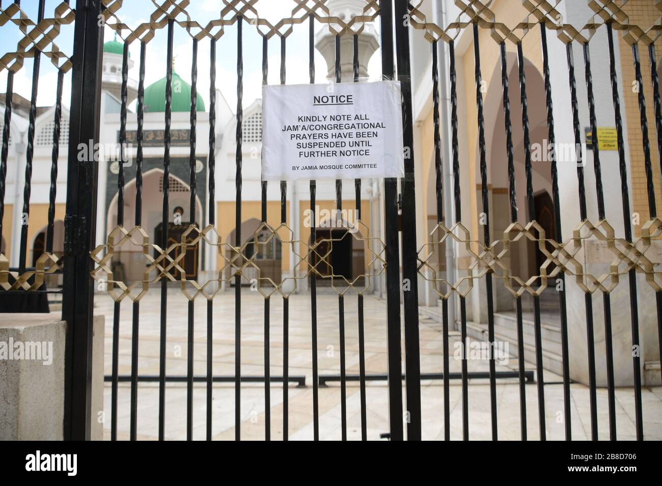 Un avis annonçant la suspension temporaire des prières est illustré à l'entrée de la Mosquée Jamia à Nairobi, en raison des craintes de covid-19.le gouvernement kenyan a interdit tous les rassemblements/activités publics, rassemblements et croisades. Les lieux de culte sont autorisés à tenir des prières à condition qu'ils aient des désinfectants pour les mains. Jusqu'à présent, le Kenya n'a signalé que sept cas de coronavirus. Banque D'Images
