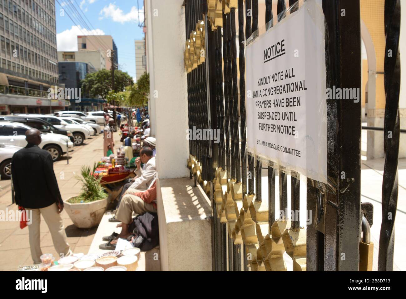Un avis annonçant la suspension temporaire des prières est illustré à l'entrée de la Mosquée Jamia à Nairobi, en raison des craintes de covid-19.le gouvernement kenyan a interdit tous les rassemblements/activités publics, rassemblements et croisades. Les lieux de culte sont autorisés à tenir des prières à condition qu'ils aient des désinfectants pour les mains. Jusqu'à présent, le Kenya n'a signalé que sept cas de coronavirus. Banque D'Images