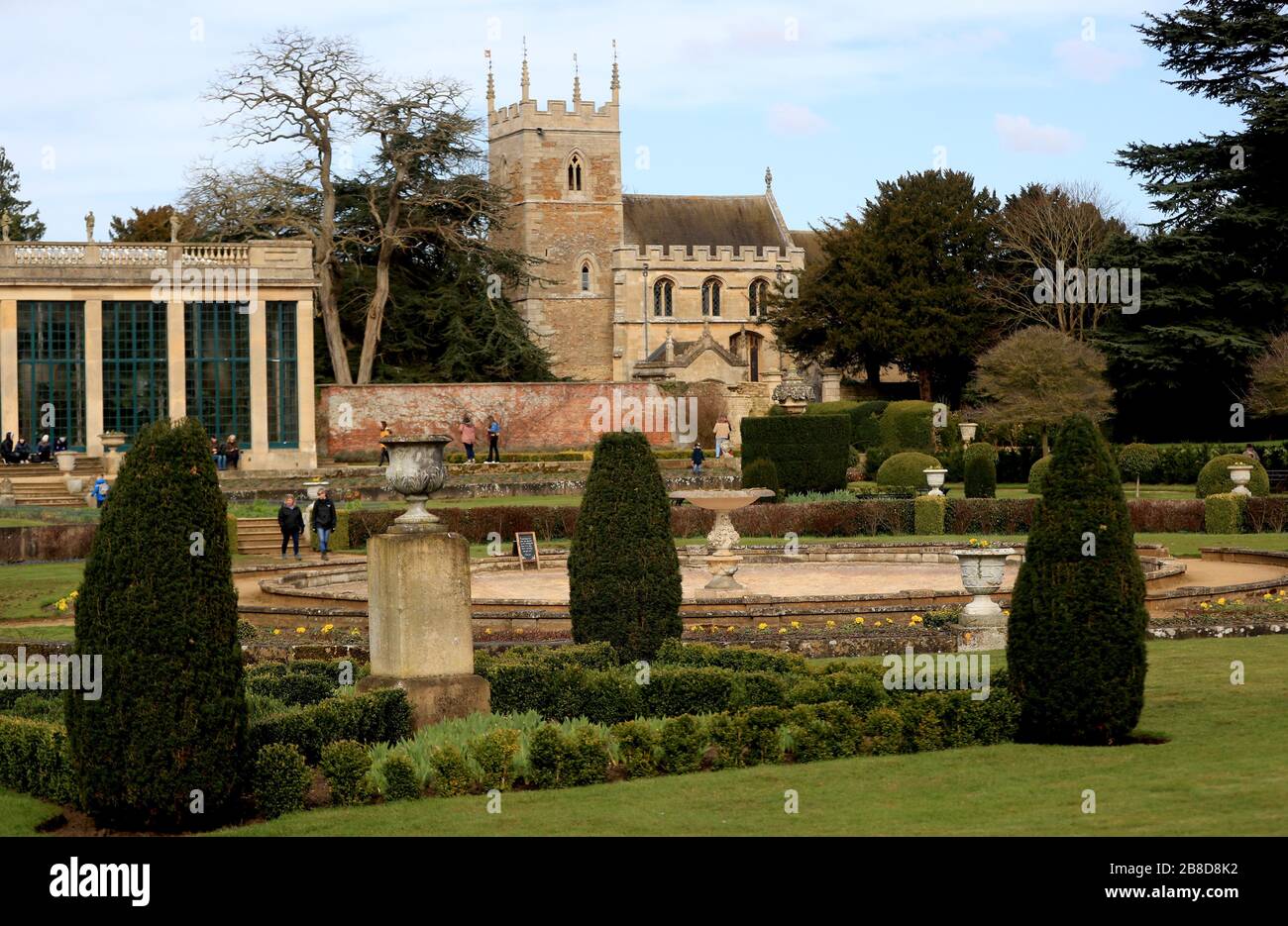 Une vue générale des gens qui marchent dans le domaine de Belton House à Grantham, qui a été ouvert gratuitement après que Boris Johnson a commandé des pubs, cafés, boîtes de nuit, bars, restaurants, théâtres, centres de loisirs et des salles de gymnastique à proximité pour lutter contre le coronavirus. Banque D'Images