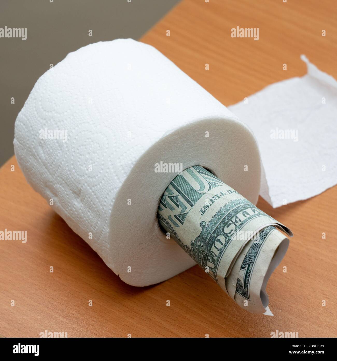 Rouleau de papier toilettes en dollar Banque D'Images
