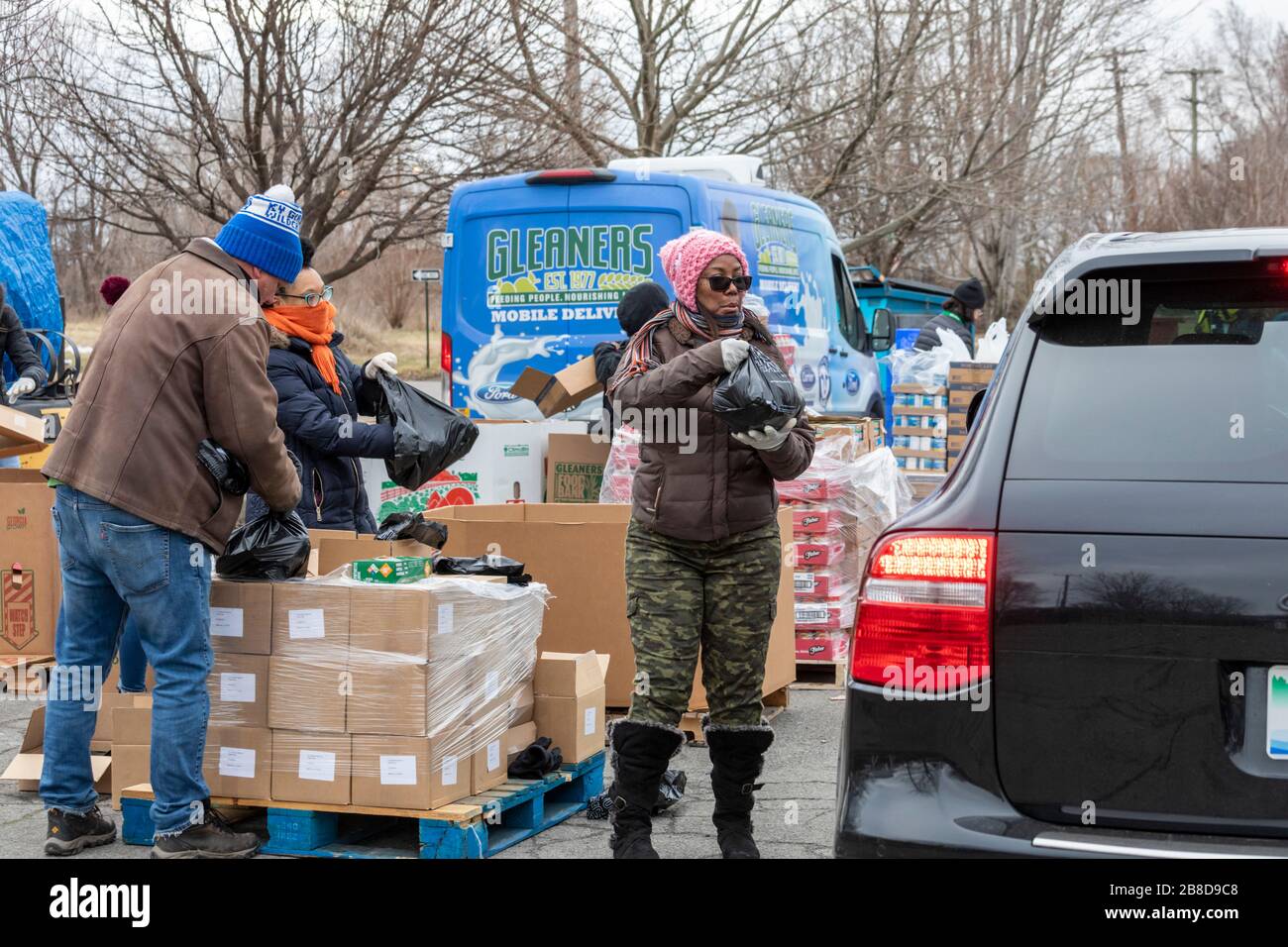 Detroit, Michigan, États-Unis. 21 mars 2020. Pendant la crise du coronavirus, la banque alimentaire communautaire Gleaners distribue des aliments gratuits aux résidents dans le besoin du sud-ouest de Detroit. Crédit: Jim West/Alay Live News Banque D'Images