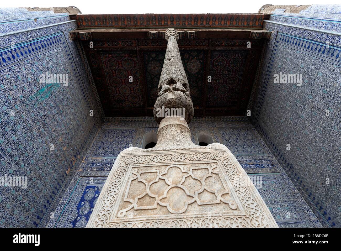 Gros plan sur le pilier en bois de la cour intérieure avec pilier sculpté et carreaux peints, le Palais de Tosh-Khovli ou Khan, Khiva, Ouzbékistan Banque D'Images