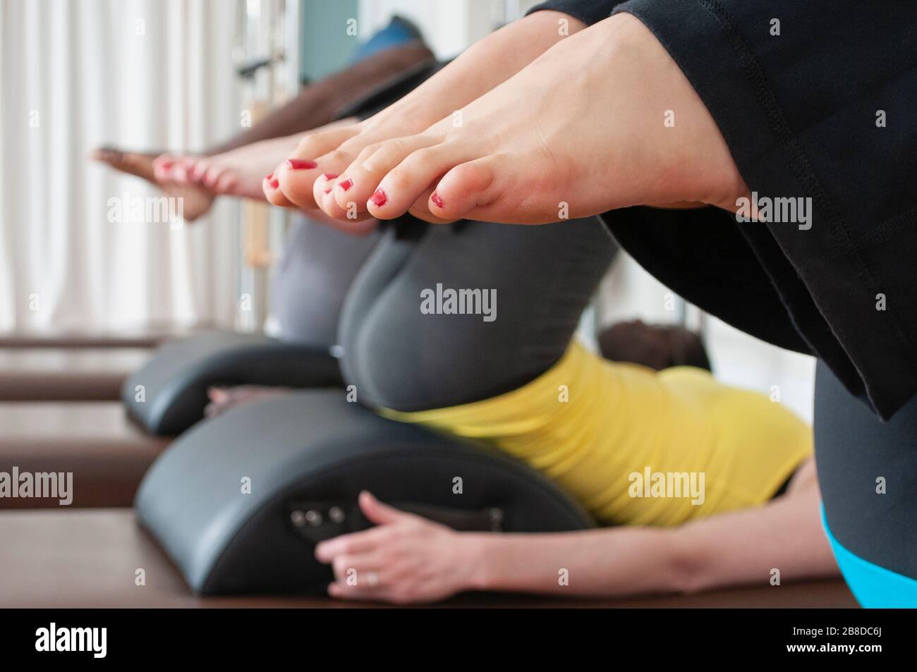 Exercices du bas du dos sur le Pilates Barrel. Banque D'Images