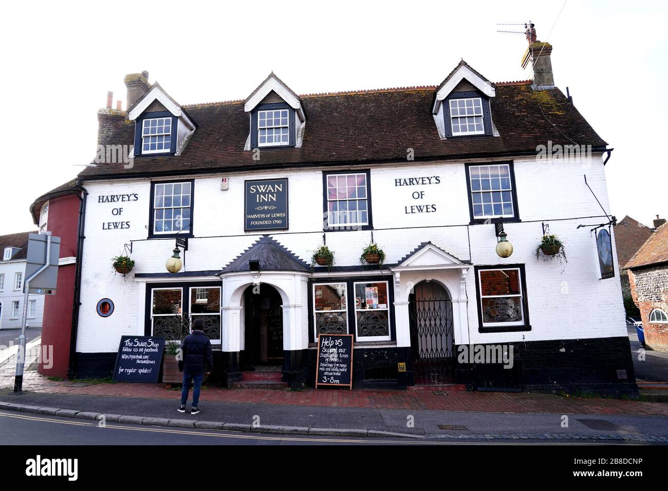 Vue générale sur le pub Swan Inn à Lewes, Sussex, qui a rouvert en tant que magasin de ferme suivant les commandes de Boris Johnson pour les pubs, cafés, boîtes de nuit, bars, restaurants, théâtres, centres de loisirs et salles de gymnastique à proximité pour lutter contre le coronavirus. Banque D'Images