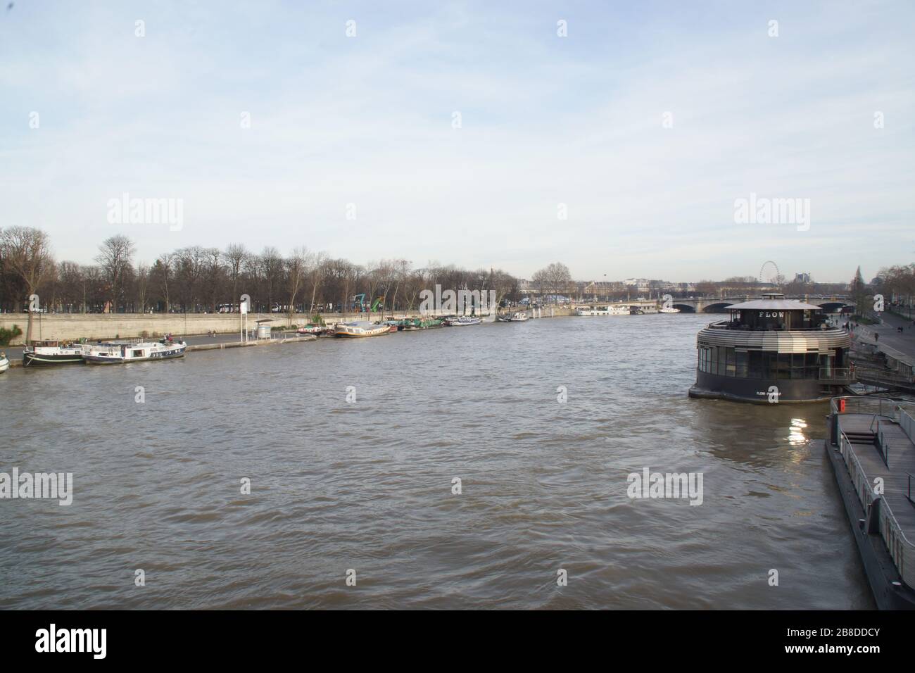 VUE DEPUIS LE PONT ALEXANDRE III À PARIS - FRANCE Banque D'Images