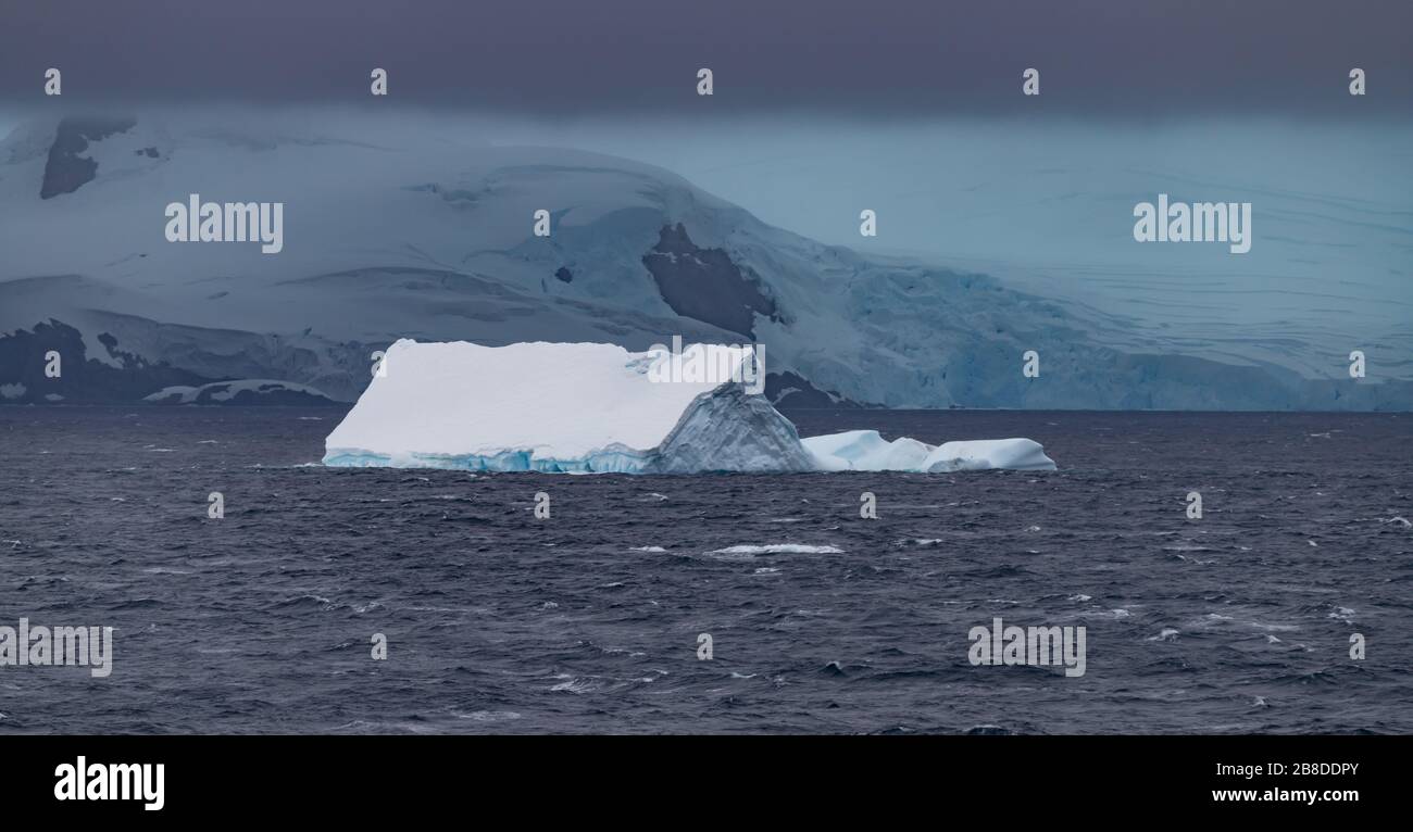 Paysage Antarctique avec montagnes et glaciers Banque D'Images