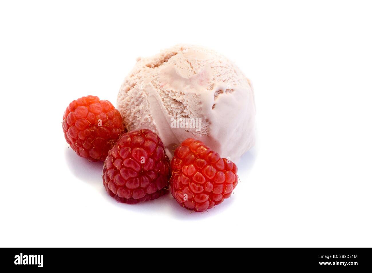 Glace à la framboise isolée sur fond blanc Banque D'Images