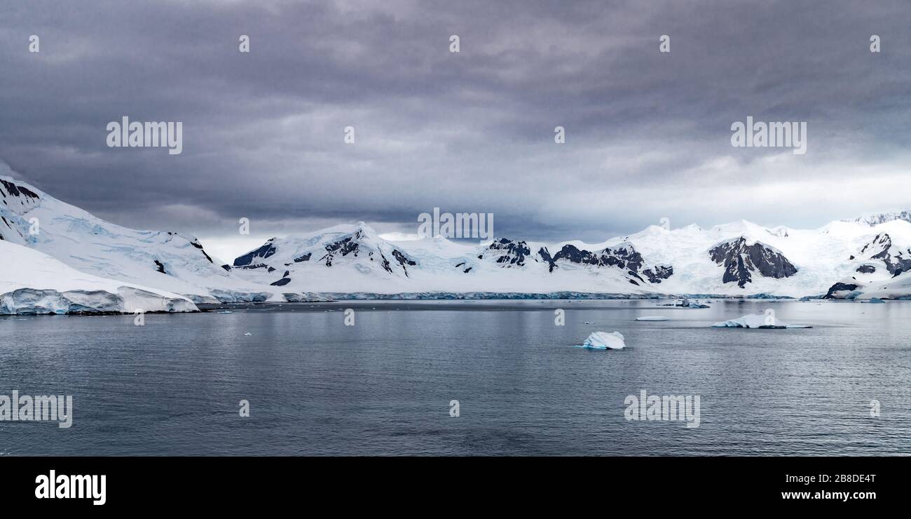 Paysage Antarctique avec montagnes et glaciers Banque D'Images