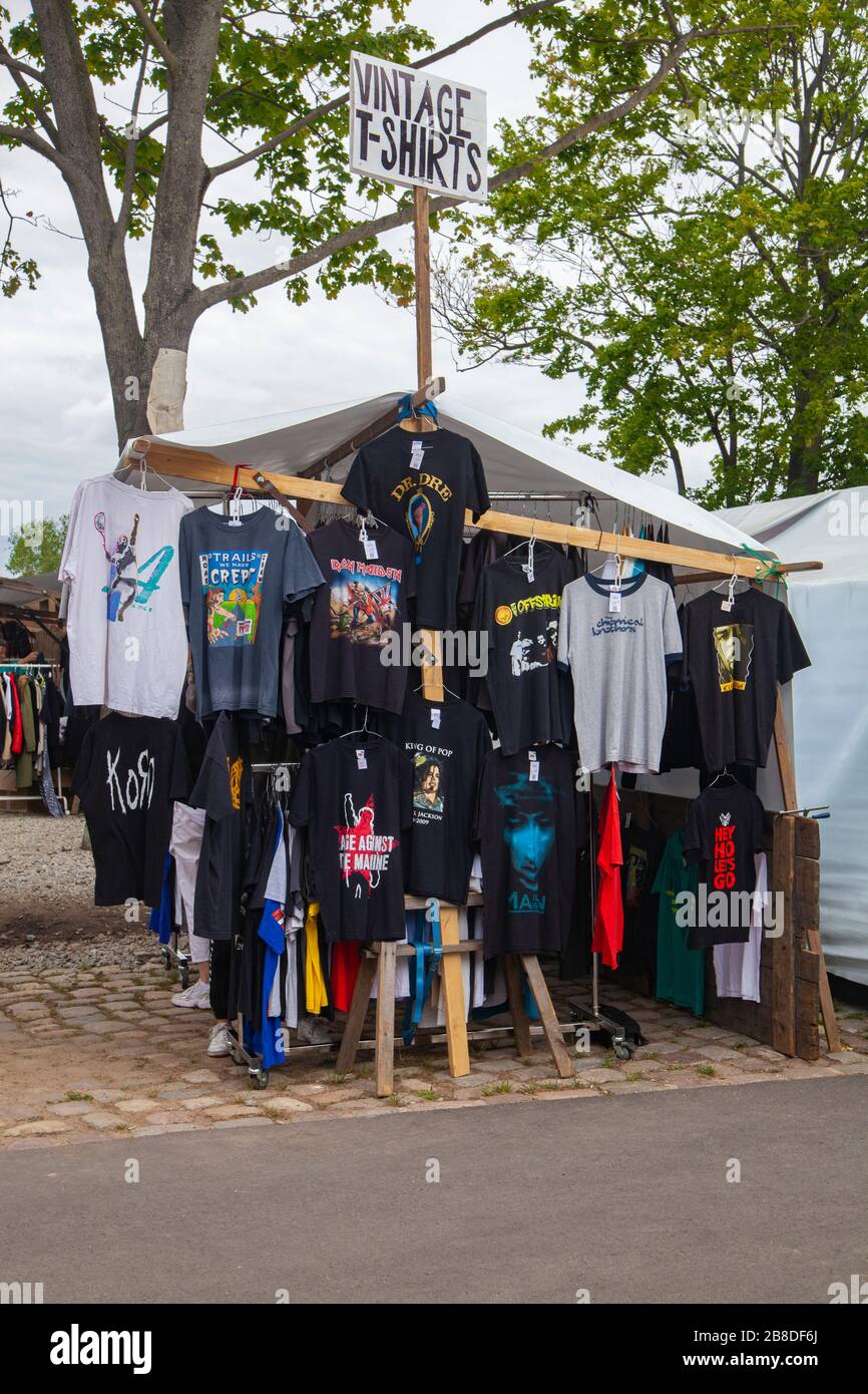 Berlin, Allemagne - 7 juillet 2019: Un stand au marché aux puces de Mauerpark avec T-shirts vintage Banque D'Images