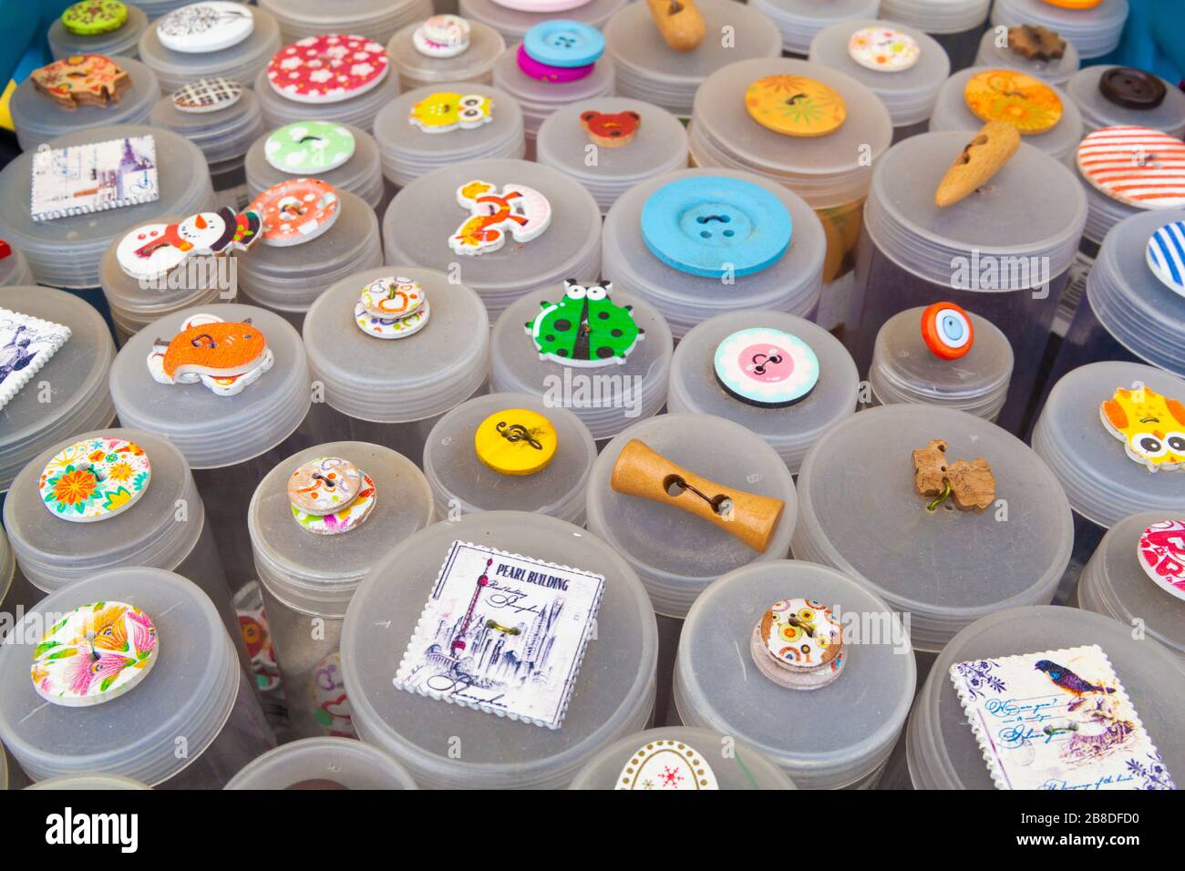 Variété de boutons à vendre à Fleamarket à Mauerpark Banque D'Images