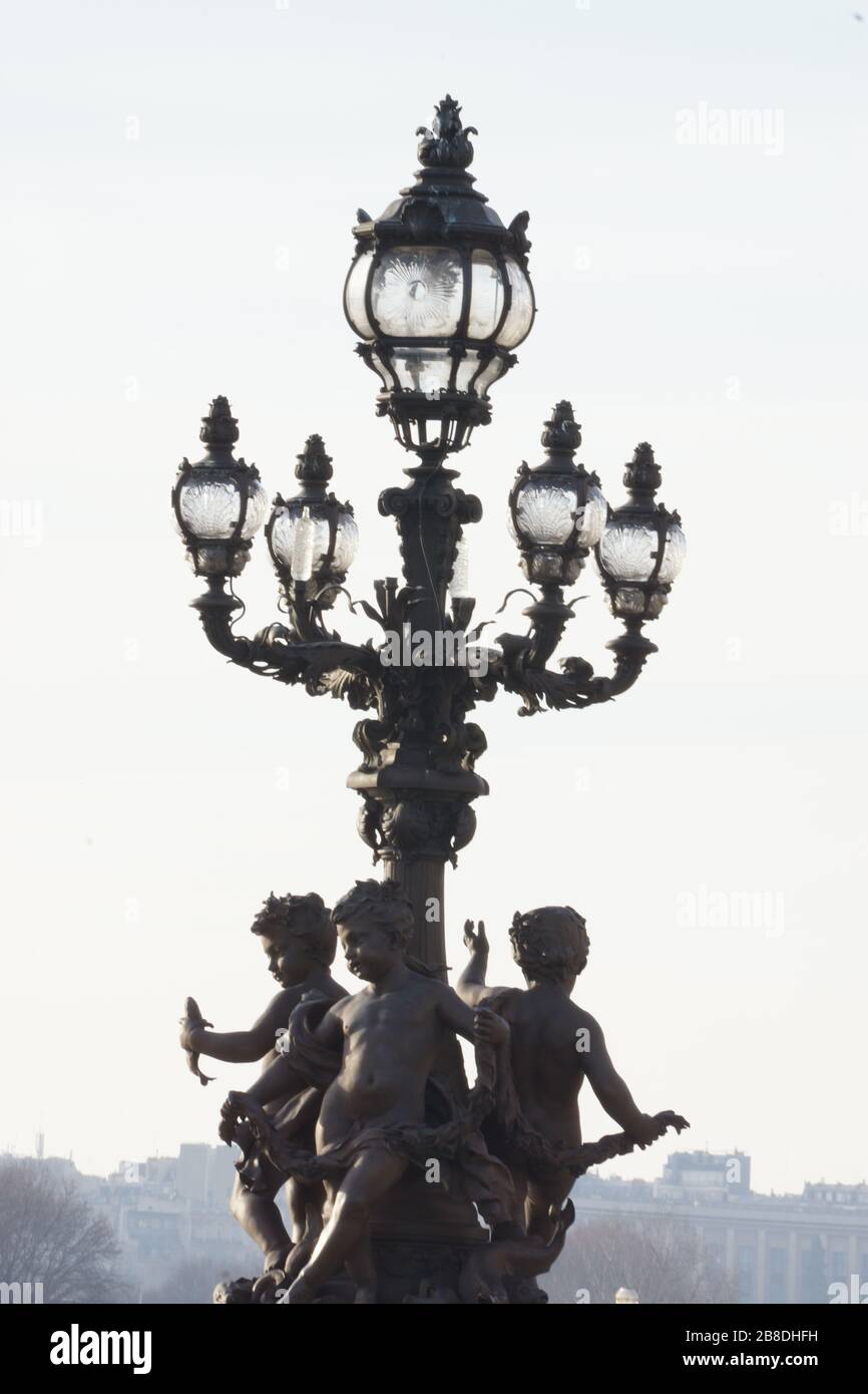 VUE DEPUIS LE PONT ALEXANDRE III À PARIS - FRANCE Banque D'Images