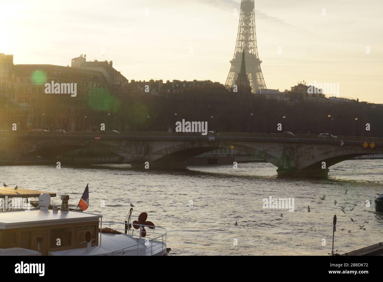 VUE DEPUIS LE PONT ALEXANDRE III À PARIS - FRANCE Banque D'Images