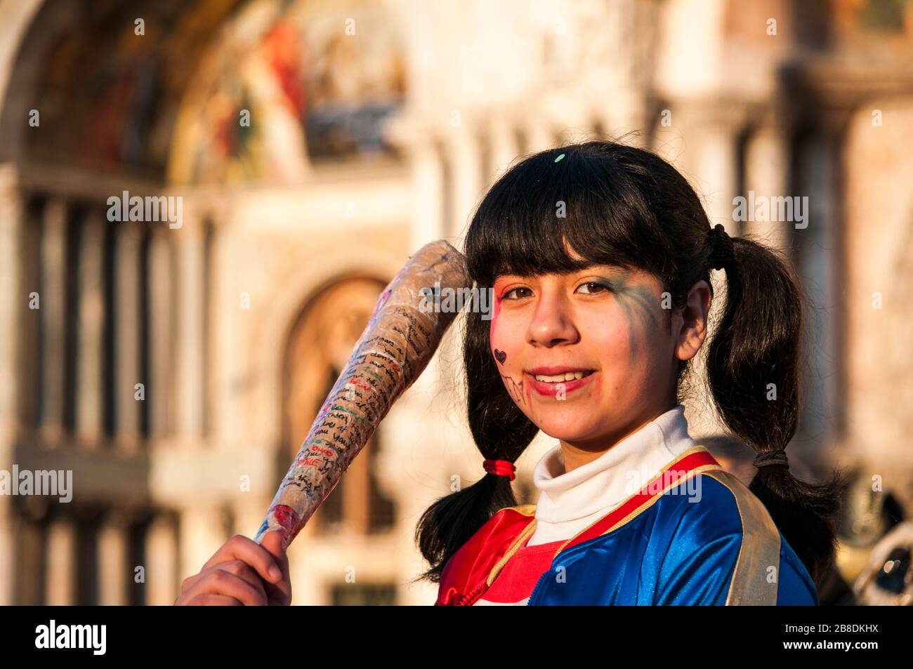 Les masques de carnaval haut en couleurs à un festival traditionnel de Venise, Italie Banque D'Images