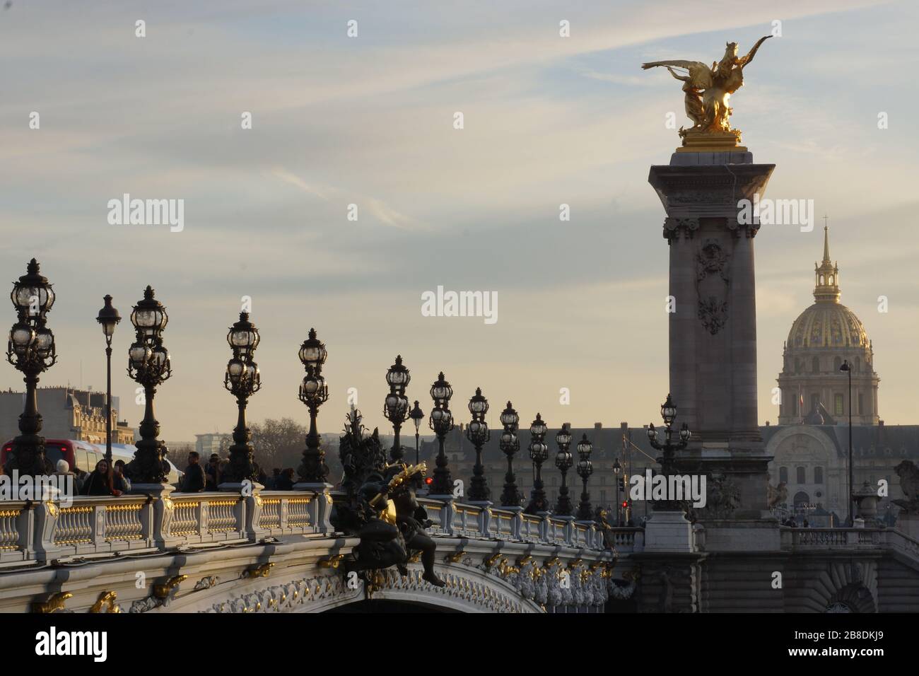 VUE DEPUIS LE PONT ALEXANDRE III À PARIS - FRANCE Banque D'Images