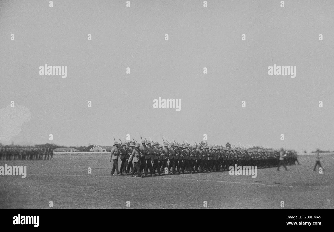 1910, historique, Inde, à l'extérieur sur un vaste terrain de parade, les troupes de l'armée britannique marchent et pratiquent des mouvements militaires. Banque D'Images