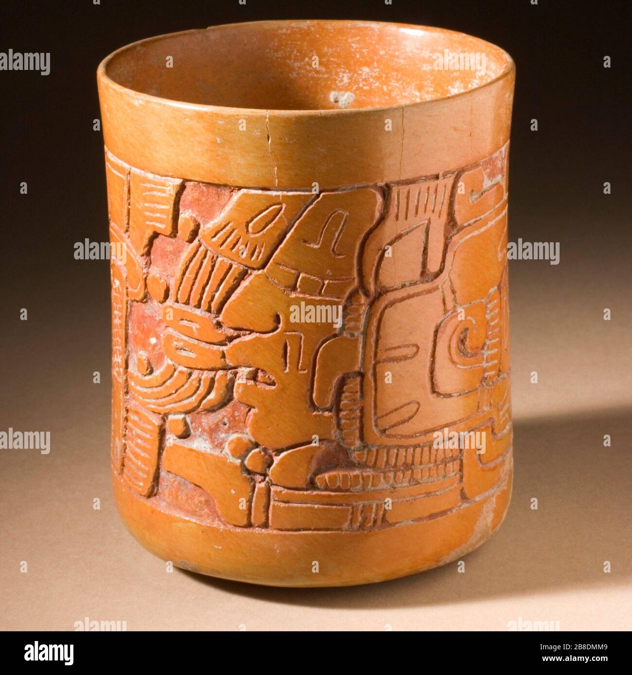 Vans tractés navire représentant le dieu du Maïs ; Anglais : Guatemala,  Maya, 200-400 clair. Serviceware Slip-céramique peinte Hauteur : 4 7/8 in.  (12,38 cm) ; Diamètre : 4 in. (10.16 cm)