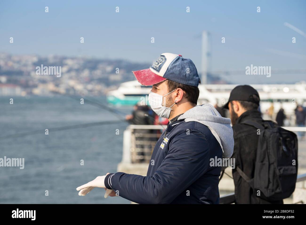 Homme turc portant le masque de visage contre le Coronavirus (covid-19) à Istanbul, en Turquie. Banque D'Images